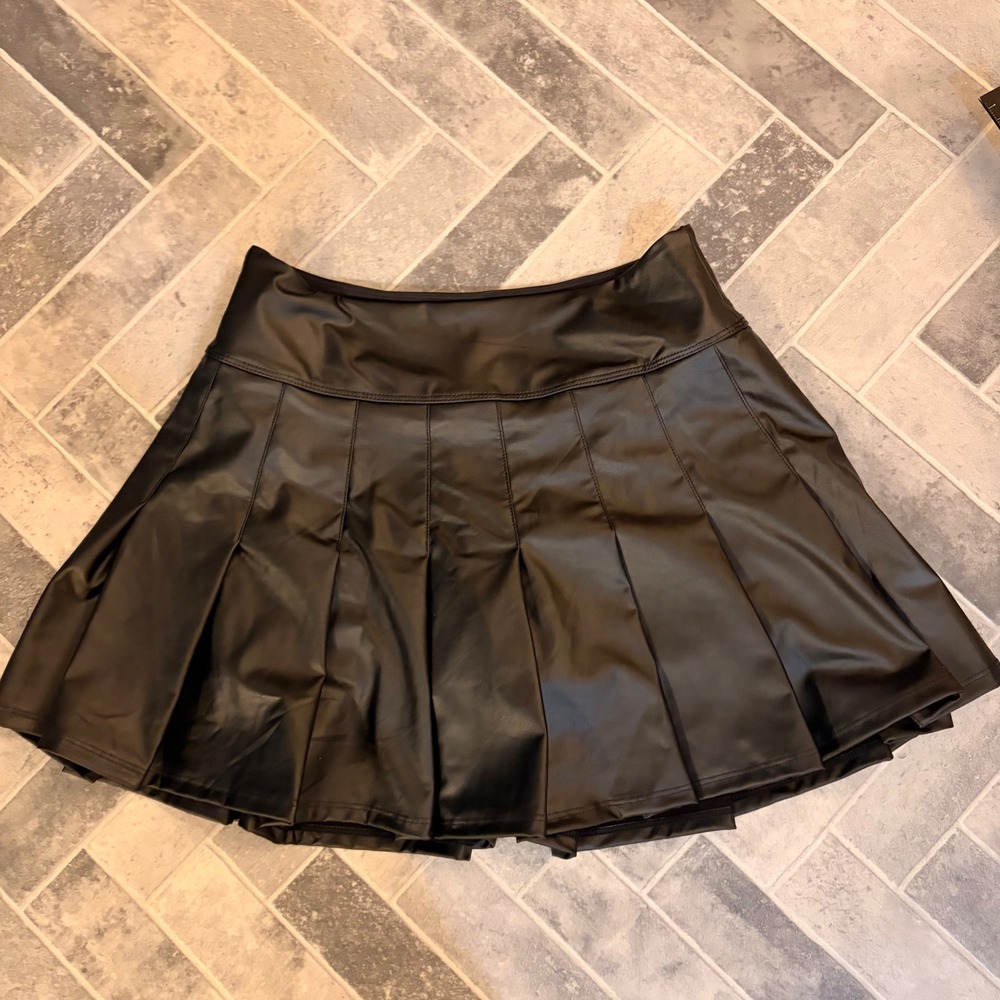 OFFLINE by Aerie Skort Womens M Black Excellent Faux Leather Pleated Real Luxe